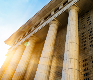 detalles-de-columna-de-marmol-gris-en-el-edificio